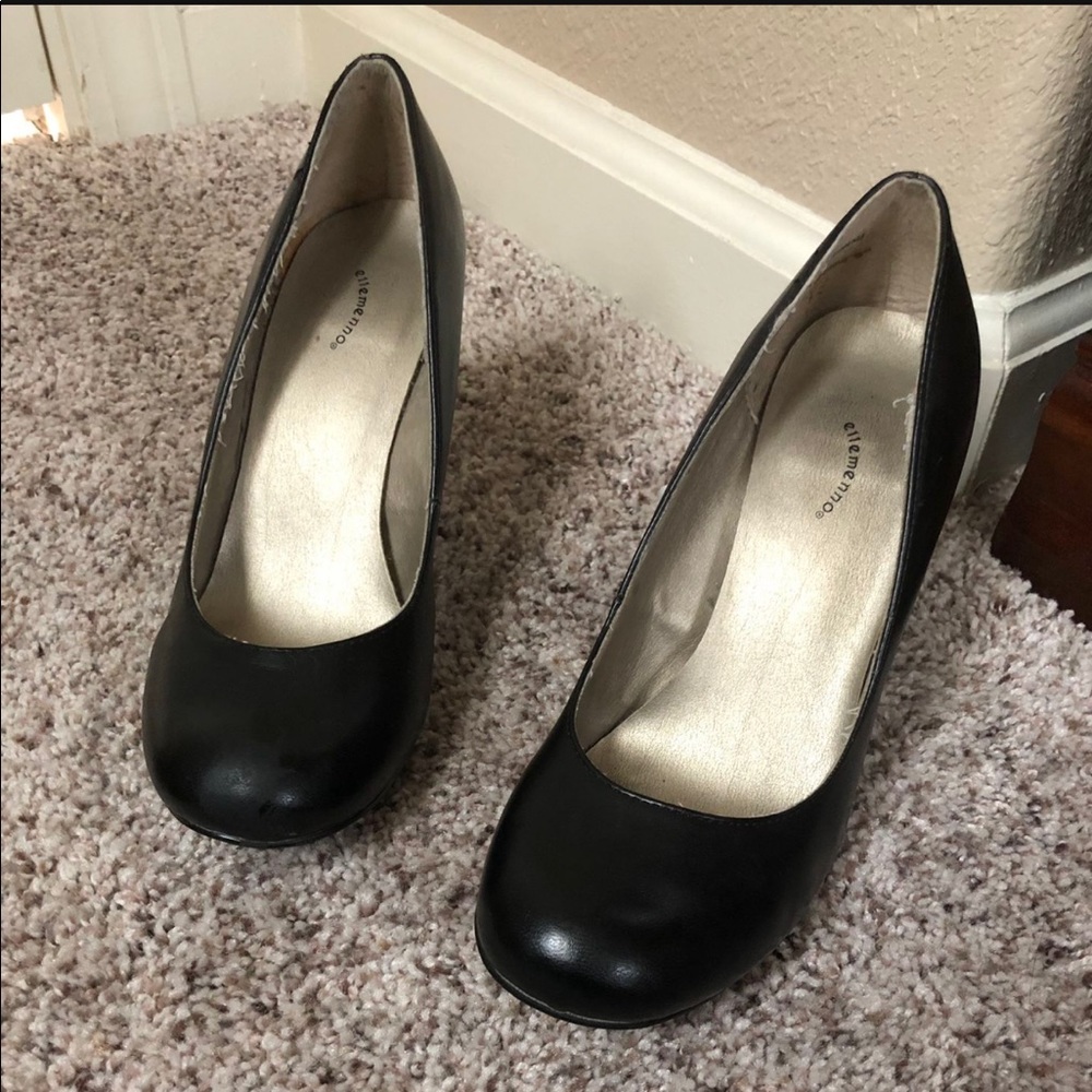 Black pump high heels